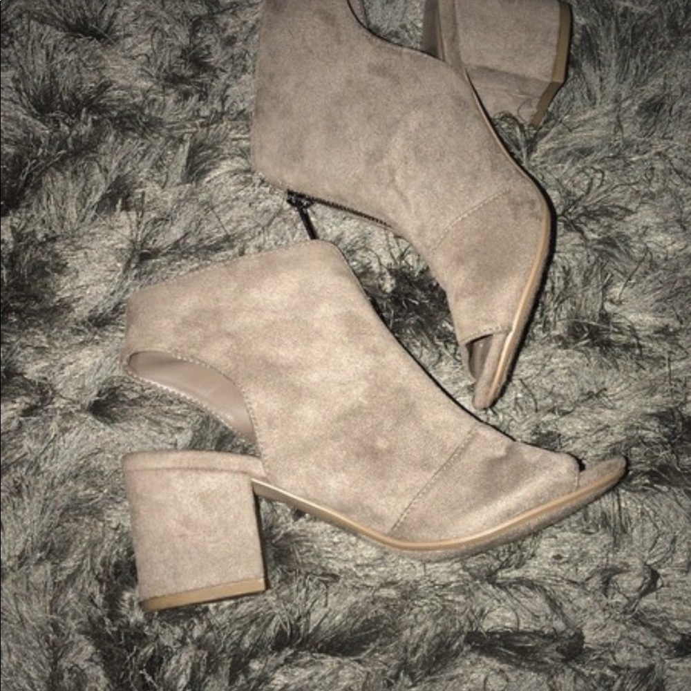 Adorable booties - Picture 2 of 3